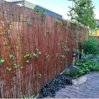 Natuurlijke tuinafscheiding met wilgenmat